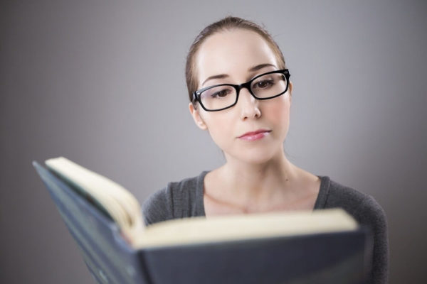 Inteligente Mujer lectura 