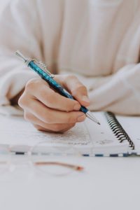 Mujer en casa escribiendo en un cuaderno