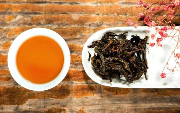 Taza de té negro hojas secas de té