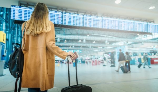 Errores al viajar Viaje Mujer Maleta Aeropuerto