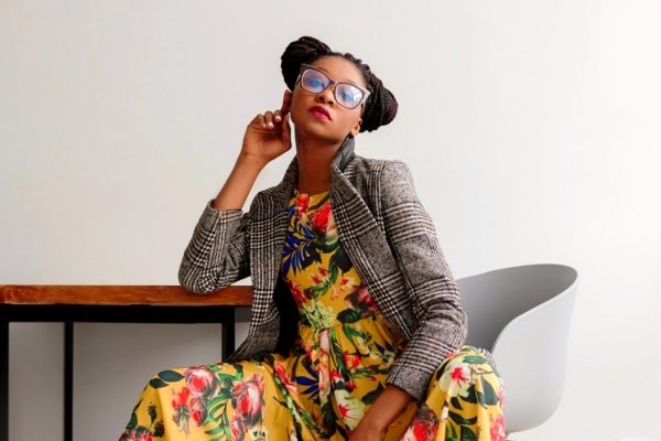 Mujer hermosa morena con vestido con flores y chaqueta