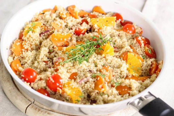 Beneficios de la quinoa plato con calabaza y tomate