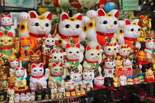 Supersticiones japonesas más populares Maneki Neko Gato de la Suerte