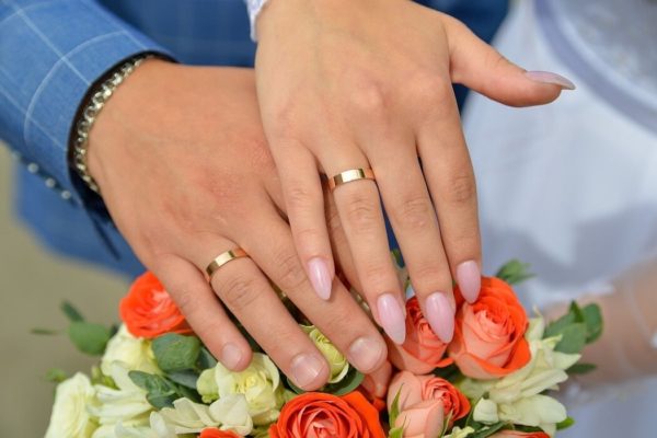 Elegir un anillo de bodas Matrimonio Pareja Manos