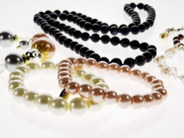 Perlas de colores que se usan en la joyería
